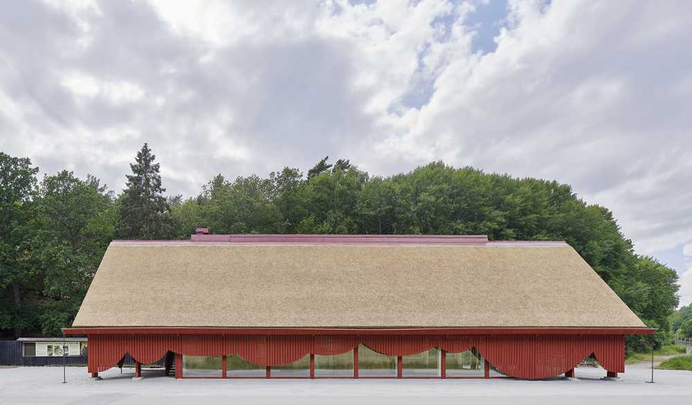 Ingresso alla riserva naturale di Eriksberg. Mix di materiali tradizionali e forme stravaganti per farsi notare dai visitatori