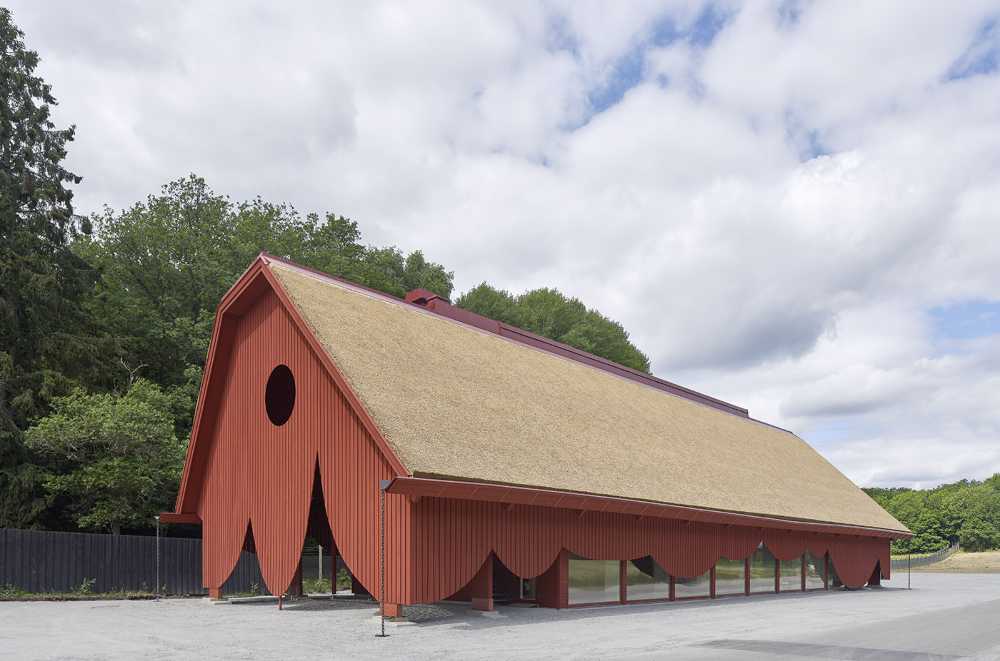 Ingresso alla riserva naturale di Eriksberg. Mix di materiali tradizionali e forme stravaganti per farsi notare dai visitatori