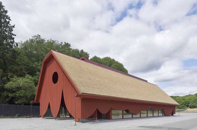 Ingresso alla riserva naturale di Eriksberg. Mix di materiali tradizionali e forme stravaganti per  farsi notare dai visitatori