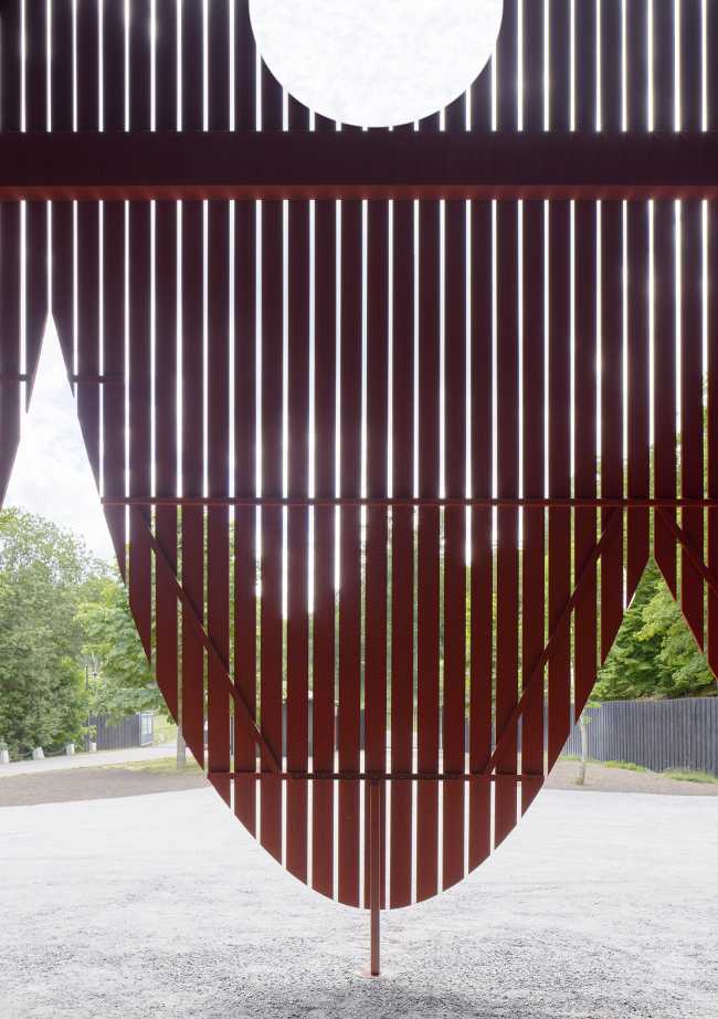 Ingresso alla riserva naturale di Eriksberg. Mix di materiali tradizionali e forme stravaganti per  farsi notare dai visitatori