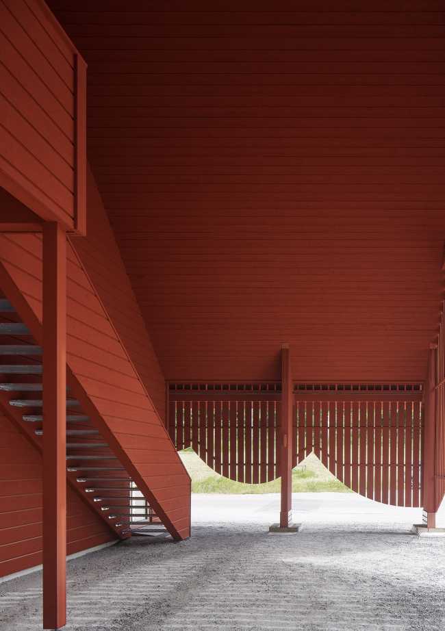 Ingresso alla riserva naturale di Eriksberg. Mix di materiali tradizionali e forme stravaganti per  farsi notare dai visitatori