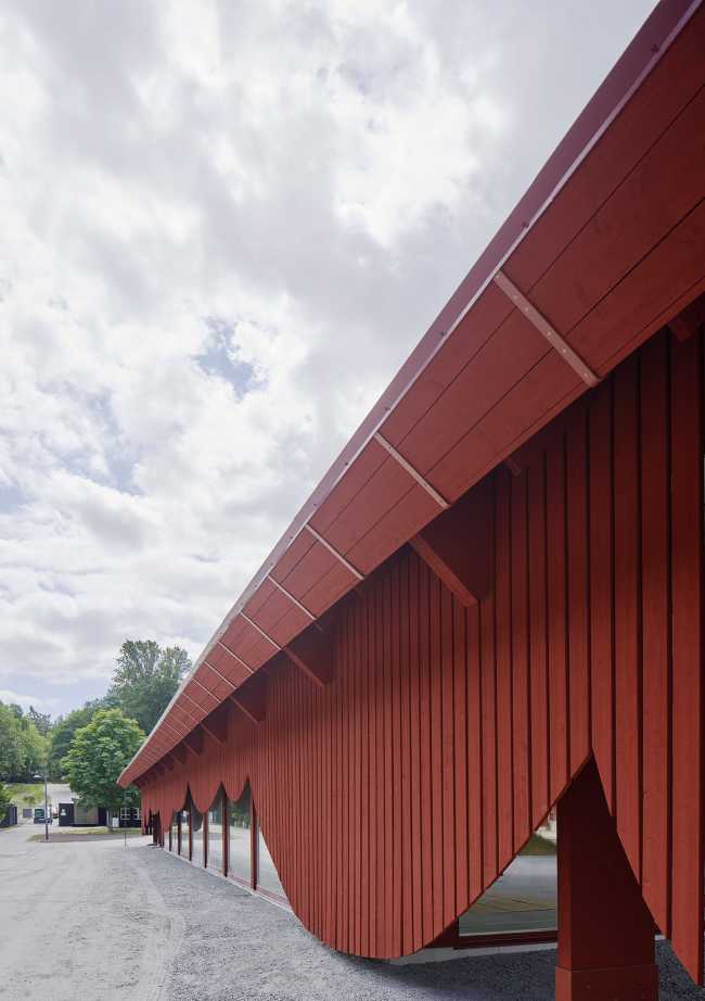 Ingresso alla riserva naturale di Eriksberg. Mix di materiali tradizionali e forme stravaganti per  farsi notare dai visitatori