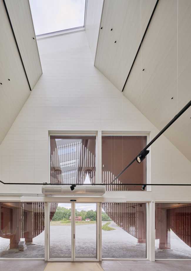 Ingresso alla riserva naturale di Eriksberg. Mix di materiali tradizionali e forme stravaganti per  farsi notare dai visitatori