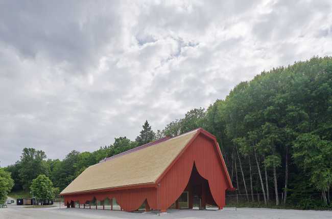 Ingresso alla riserva naturale di Eriksberg. Mix di materiali tradizionali e forme stravaganti per  farsi notare dai visitatori