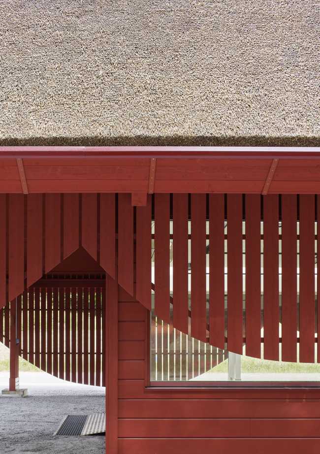 Ingresso alla riserva naturale di Eriksberg. Mix di materiali tradizionali e forme stravaganti per  farsi notare dai visitatori