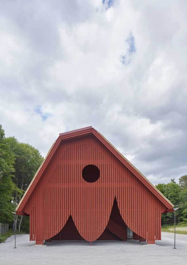 Ingresso alla riserva naturale di Eriksberg. Mix di materiali tradizionali e forme stravaganti per  farsi notare dai visitatori