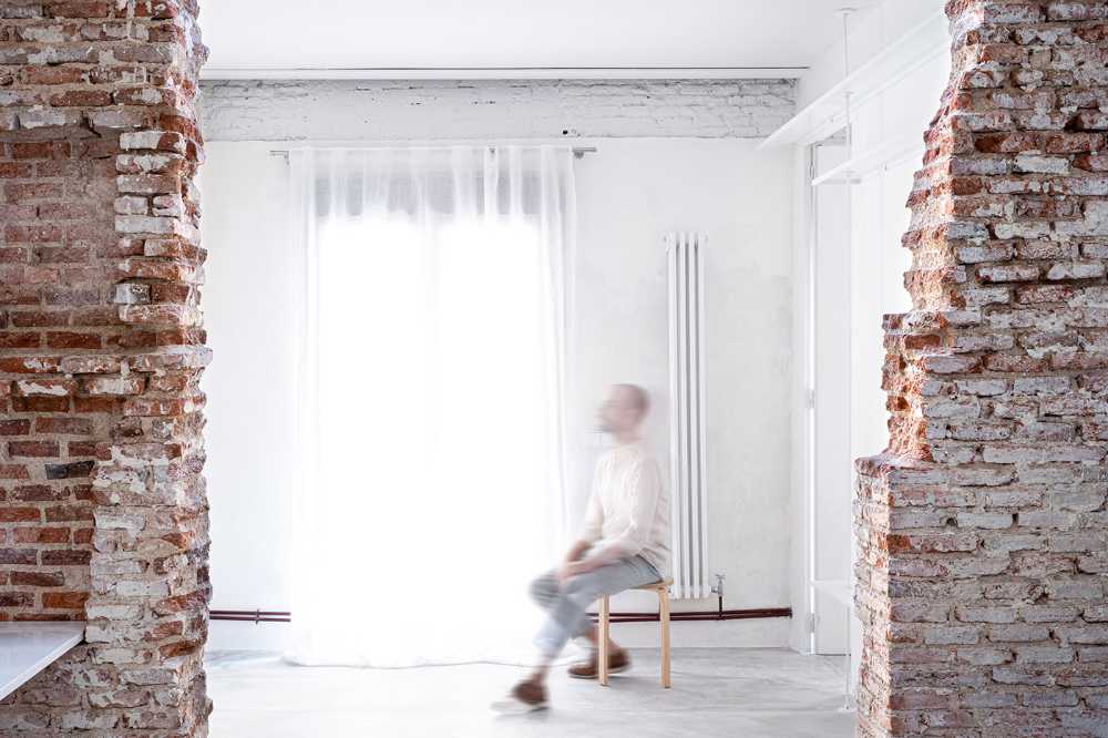 Wall of mirrors designed to capture light and as well materials that acquire charm over time. The renovation of FROD home