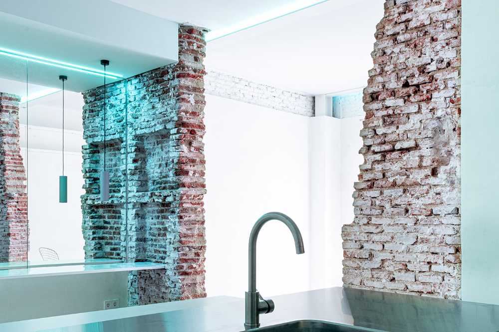 Wall of mirrors designed to capture light and as well materials that acquire charm over time. The renovation of FROD home