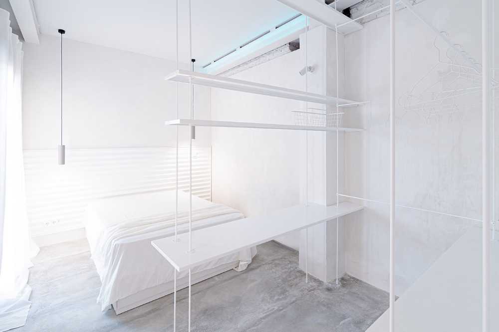 Wall of mirrors designed to capture light and as well materials that acquire charm over time. The renovation of FROD home