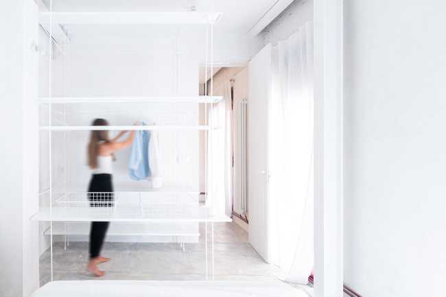 Pared de espejos para captar la luz y materiales que adquieren más encanto con el paso del tiempo. Renovación de la casa FROD