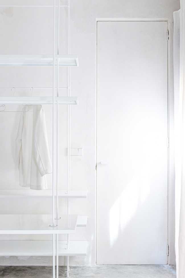 Pared de espejos para captar la luz y materiales que adquieren más encanto con el paso del tiempo. Renovación de la casa FROD