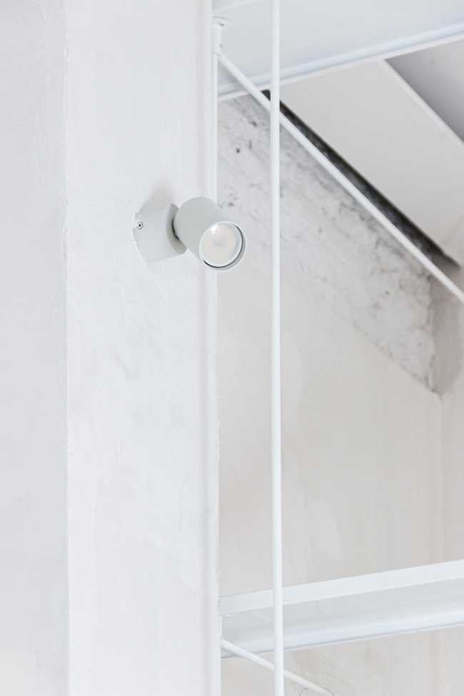 Pared de espejos para captar la luz y materiales que adquieren más encanto con el paso del tiempo. Renovación de la casa FROD