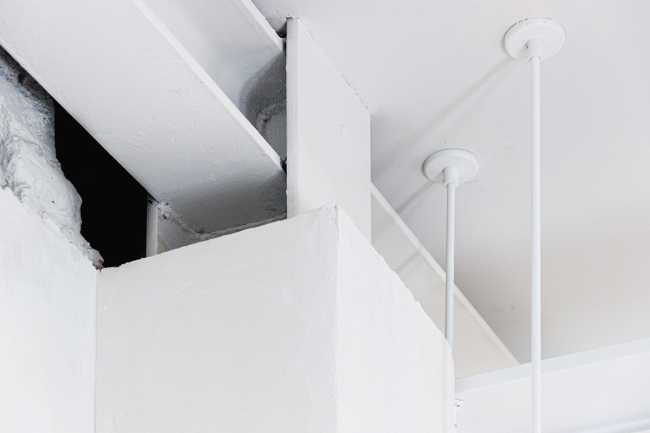 Pared de espejos para captar la luz y materiales que adquieren más encanto con el paso del tiempo. Renovación de la casa FROD