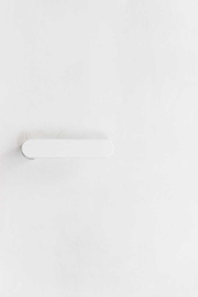 Pared de espejos para captar la luz y materiales que adquieren más encanto con el paso del tiempo. Renovación de la casa FROD