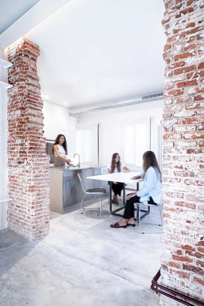 Pared de espejos para captar la luz y materiales que adquieren más encanto con el paso del tiempo. Renovación de la casa FROD
