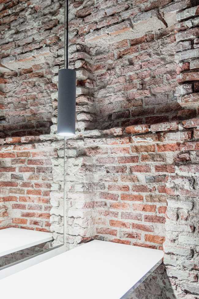 Pared de espejos para captar la luz y materiales que adquieren más encanto con el paso del tiempo. Renovación de la casa FROD