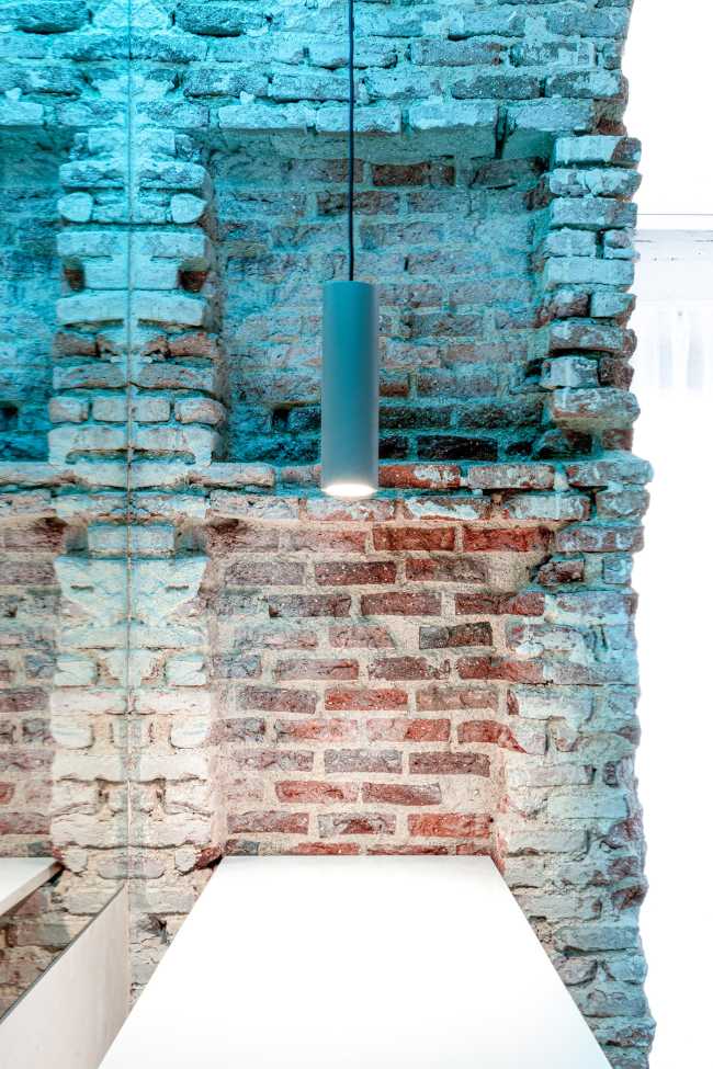 Pared de espejos para captar la luz y materiales que adquieren más encanto con el paso del tiempo. Renovación de la casa FROD