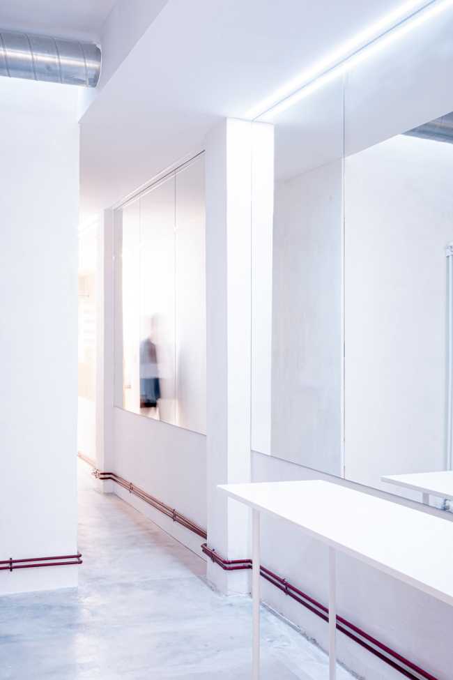 Pared de espejos para captar la luz y materiales que adquieren más encanto con el paso del tiempo. Renovación de la casa FROD