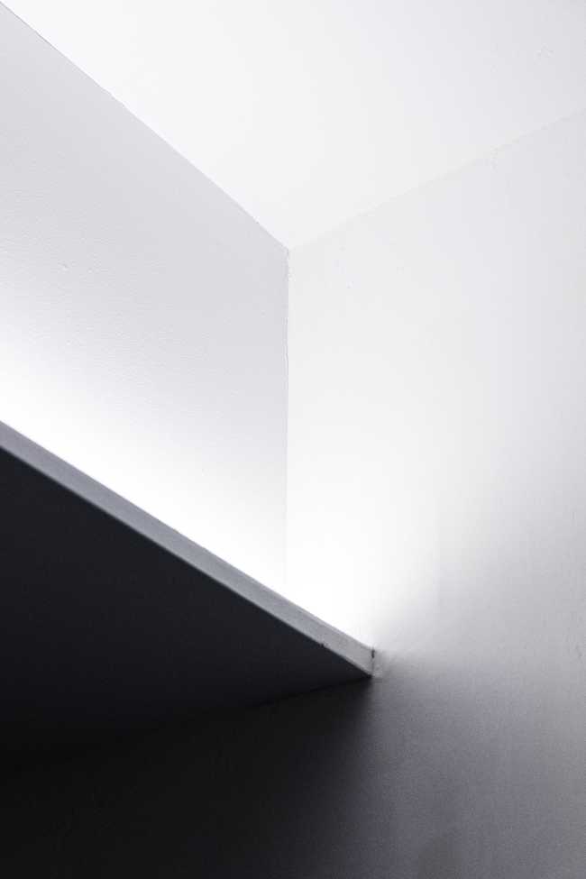 Pared de espejos para captar la luz y materiales que adquieren más encanto con el paso del tiempo. Renovación de la casa FROD