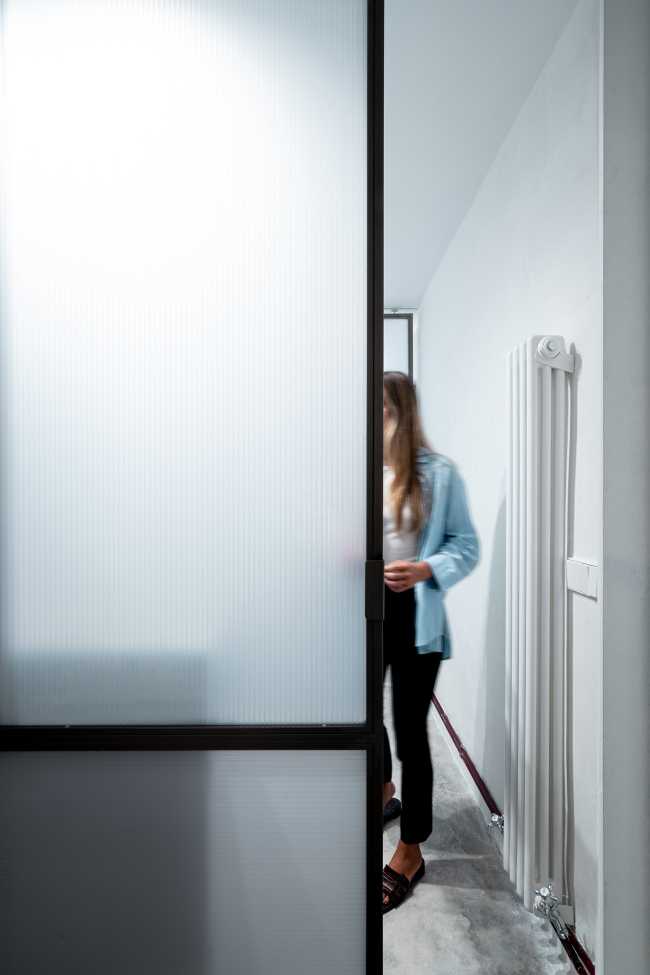 Pared de espejos para captar la luz y materiales que adquieren más encanto con el paso del tiempo. Renovación de la casa FROD