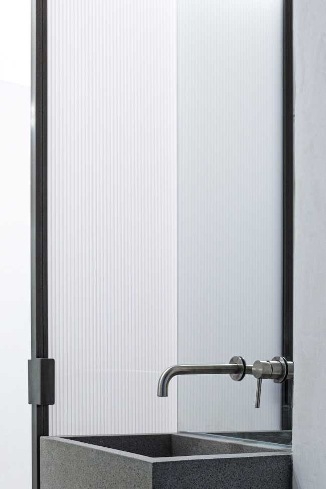 Pared de espejos para captar la luz y materiales que adquieren más encanto con el paso del tiempo. Renovación de la casa FROD