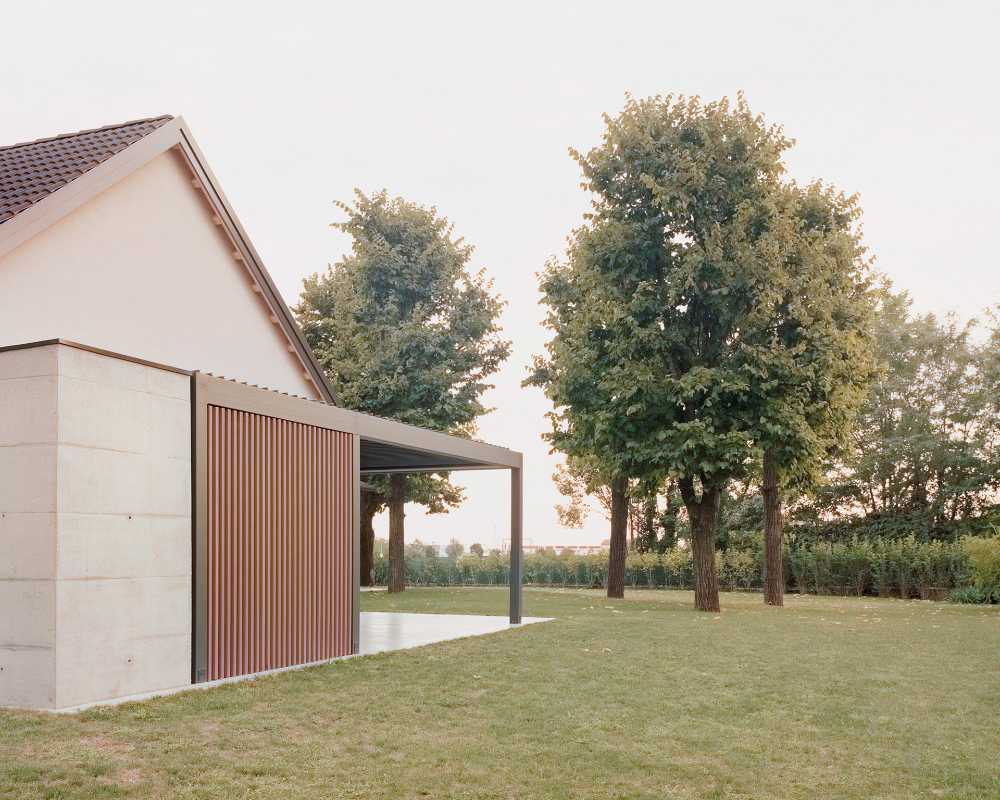 Villa AJ in Bassano del Grappa. Textural volumes protecting domestic greenery