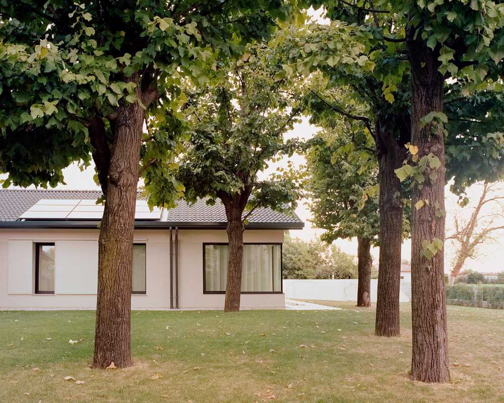 Villa AJ a Bassano del Grappa. Volumi materici a protezione del verde domestico