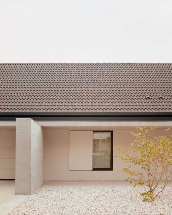 Villa AJ in Bassano del Grappa. Textural volumes protecting domestic greenery