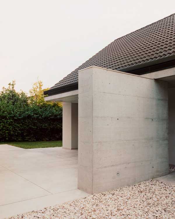 Villa AJ in Bassano del Grappa. Textural volumes protecting domestic greenery