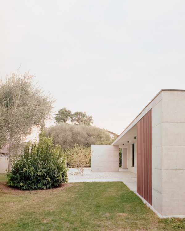 Villa AJ in Bassano del Grappa. Textural volumes protecting domestic greenery