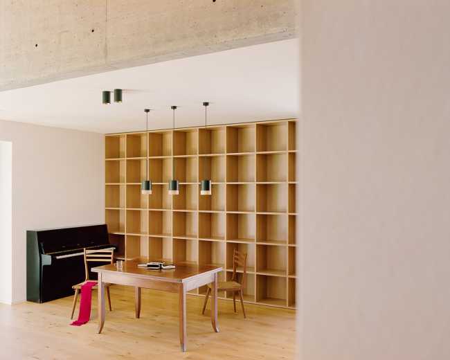 Villa AJ in Bassano del Grappa. Textural volumes protecting domestic greenery