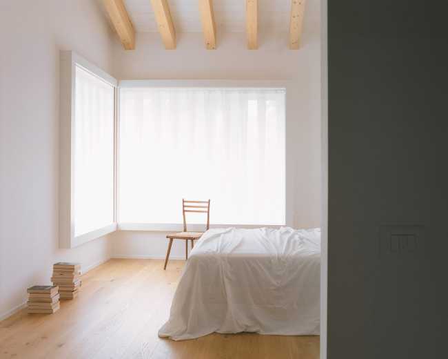 Villa AJ in Bassano del Grappa. Textural volumes protecting domestic greenery