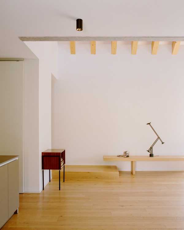 Villa AJ in Bassano del Grappa. Textural volumes protecting domestic greenery