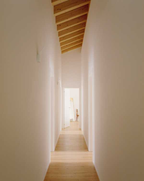 Villa AJ in Bassano del Grappa. Textural volumes protecting domestic greenery