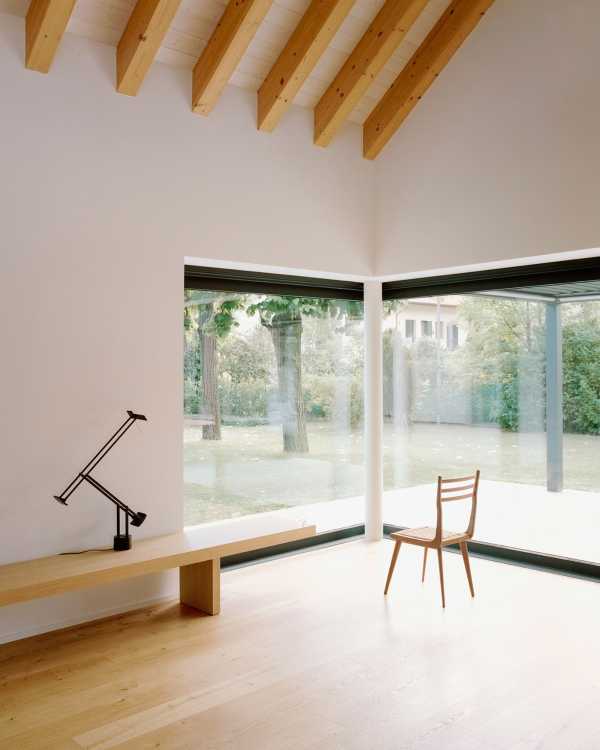 Villa AJ in Bassano del Grappa. Textural volumes protecting domestic greenery