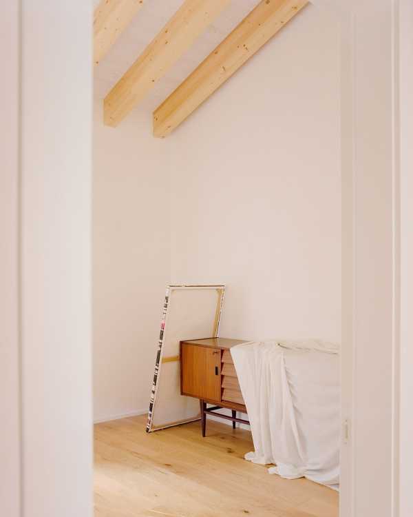 Villa AJ in Bassano del Grappa. Textural volumes protecting domestic greenery