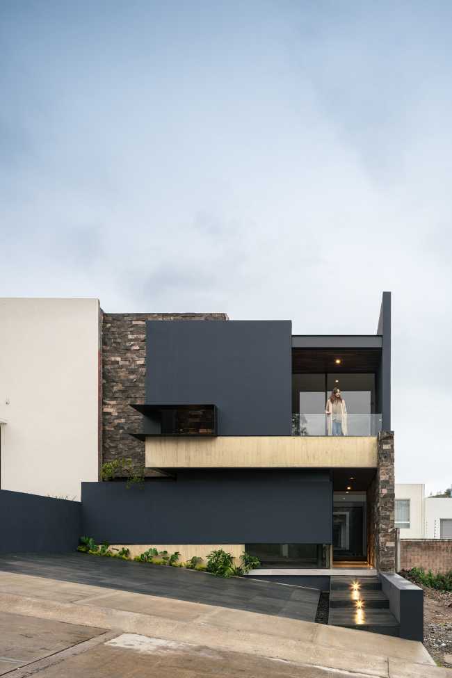 Casa PF turns its gaze to its interior, protecting a timeless and unforced connected habitation