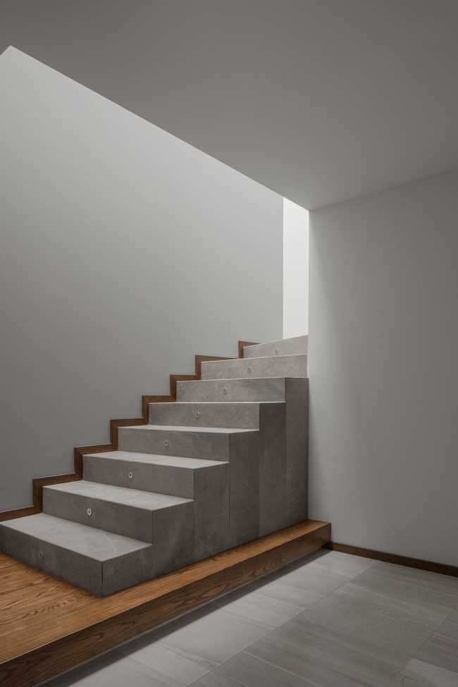 Casa PF turns its gaze to its interior, protecting a timeless and unforced connected habitation