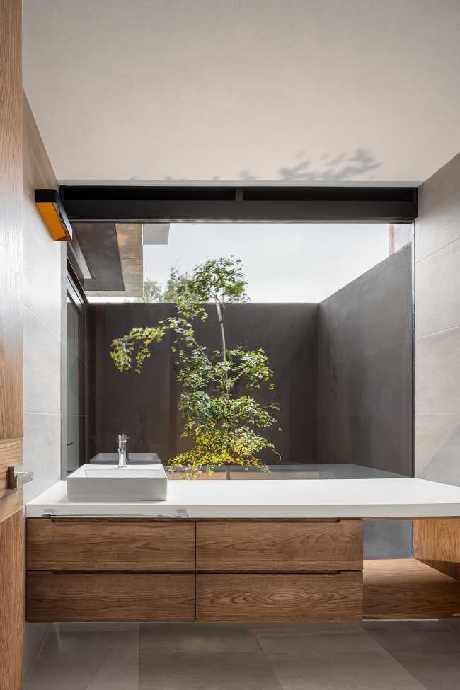 Casa PF turns its gaze to its interior, protecting a timeless and unforced connected habitation