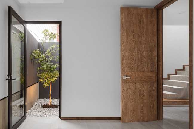 Casa PF turns its gaze to its interior, protecting a timeless and unforced connected habitation