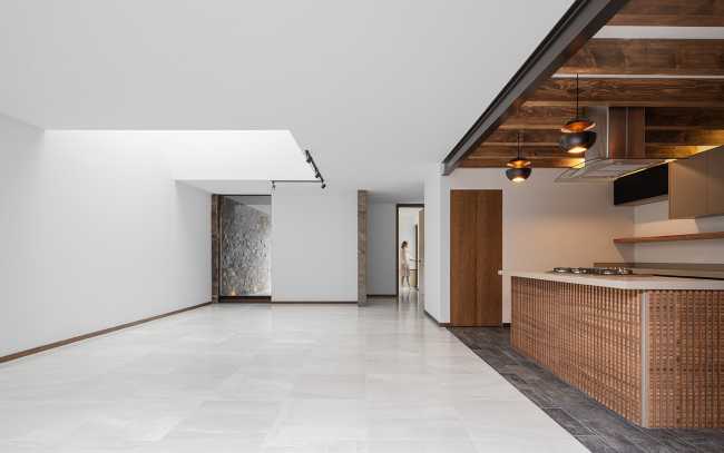Casa PF turns its gaze to its interior, protecting a timeless and unforced connected habitation