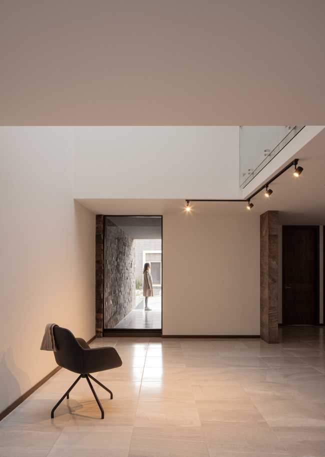 Casa PF turns its gaze to its interior, protecting a timeless and unforced connected habitation