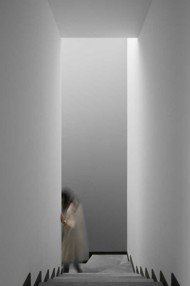 Casa PF turns its gaze to its interior, protecting a timeless and unforced connected habitation