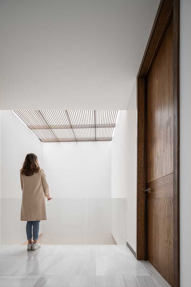Casa PF turns its gaze to its interior, protecting a timeless and unforced connected habitation