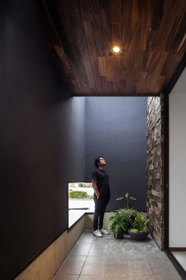 Casa PF turns its gaze to its interior, protecting a timeless and unforced connected habitation