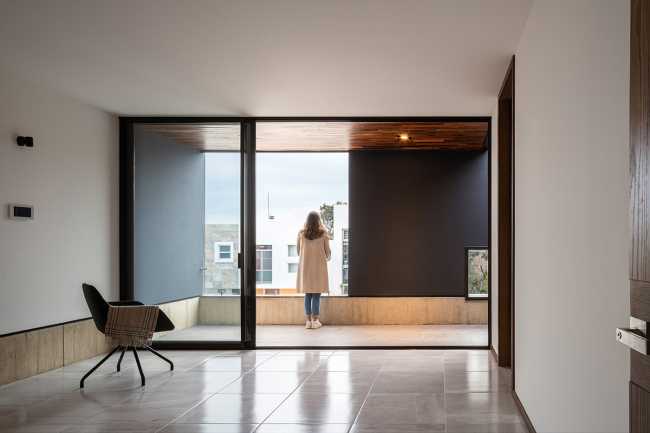 Casa PF turns its gaze to its interior, protecting a timeless and unforced connected habitation
