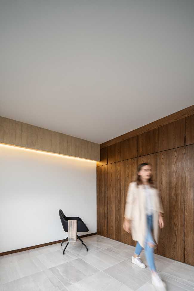 Casa PF turns its gaze to its interior, protecting a timeless and unforced connected habitation