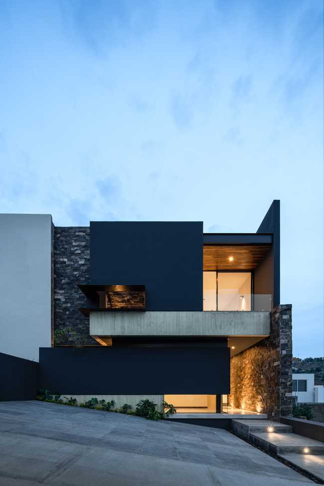 Casa PF turns its gaze to its interior, protecting a timeless and unforced connected habitation