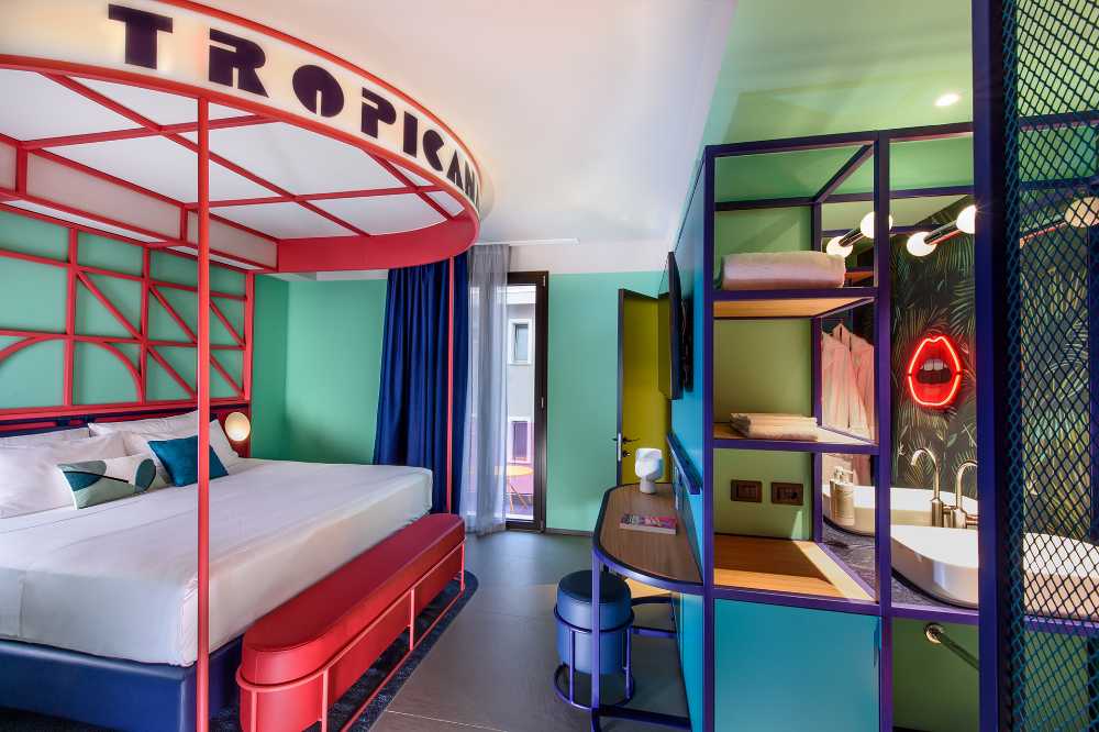 Iconic furnishings, intense colors and a tropical outdoor setup in Rimini