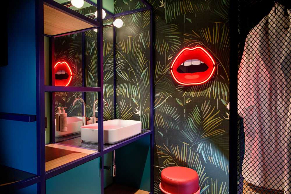 Iconic furnishings, intense colors and a tropical outdoor setup in Rimini